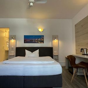 Zimmer mit Kingsize-Bett